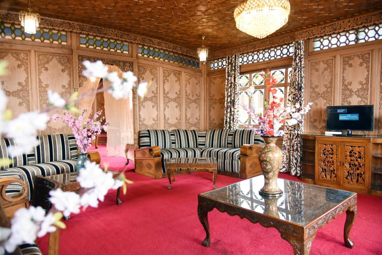 מלון Srīnagar Yadgaar Houseboats מראה חיצוני תמונה