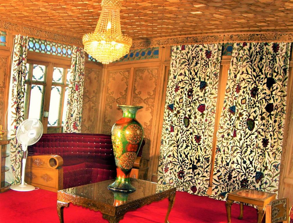 מלון Srīnagar Yadgaar Houseboats מראה חיצוני תמונה