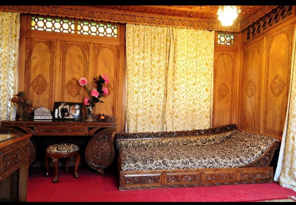 מלון Srīnagar Yadgaar Houseboats מראה חיצוני תמונה