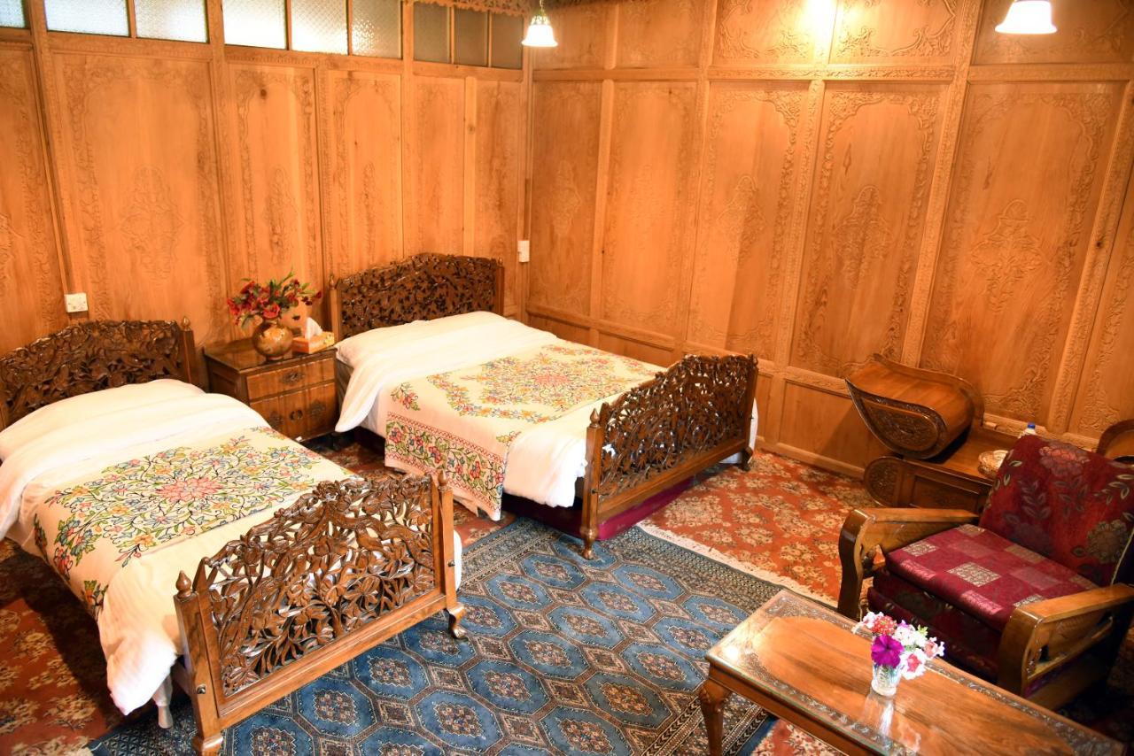 מלון Srīnagar Yadgaar Houseboats מראה חיצוני תמונה