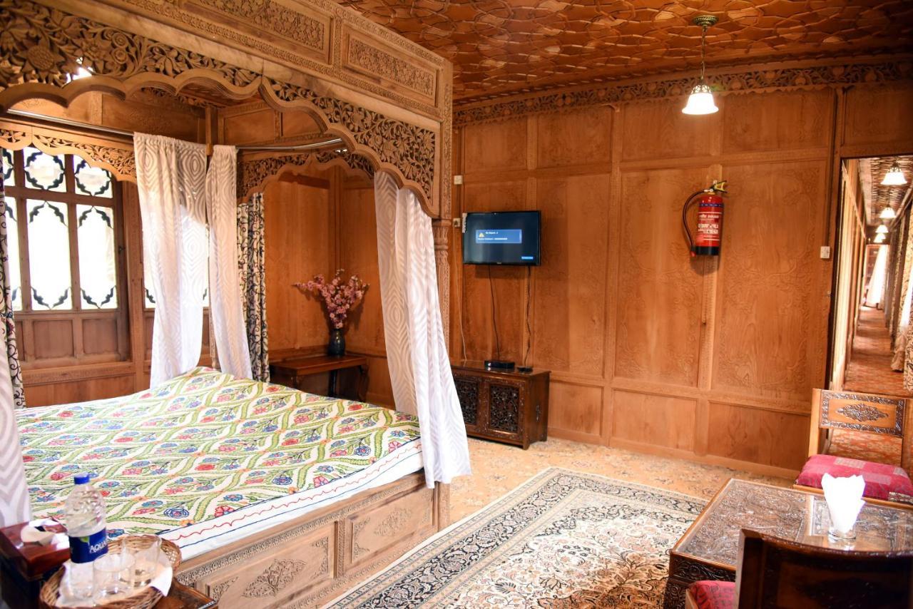 מלון Srīnagar Yadgaar Houseboats מראה חיצוני תמונה