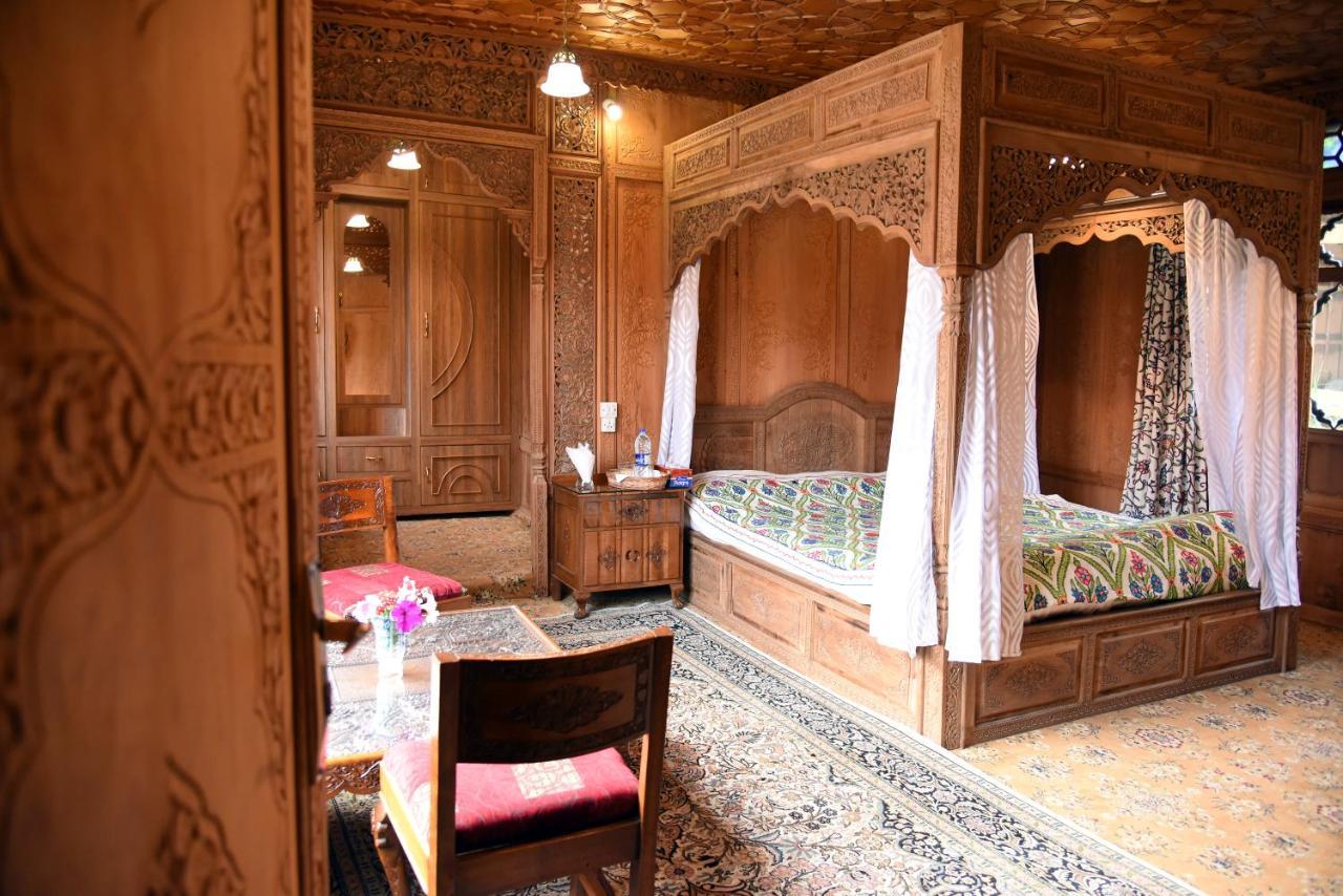 מלון Srīnagar Yadgaar Houseboats מראה חיצוני תמונה