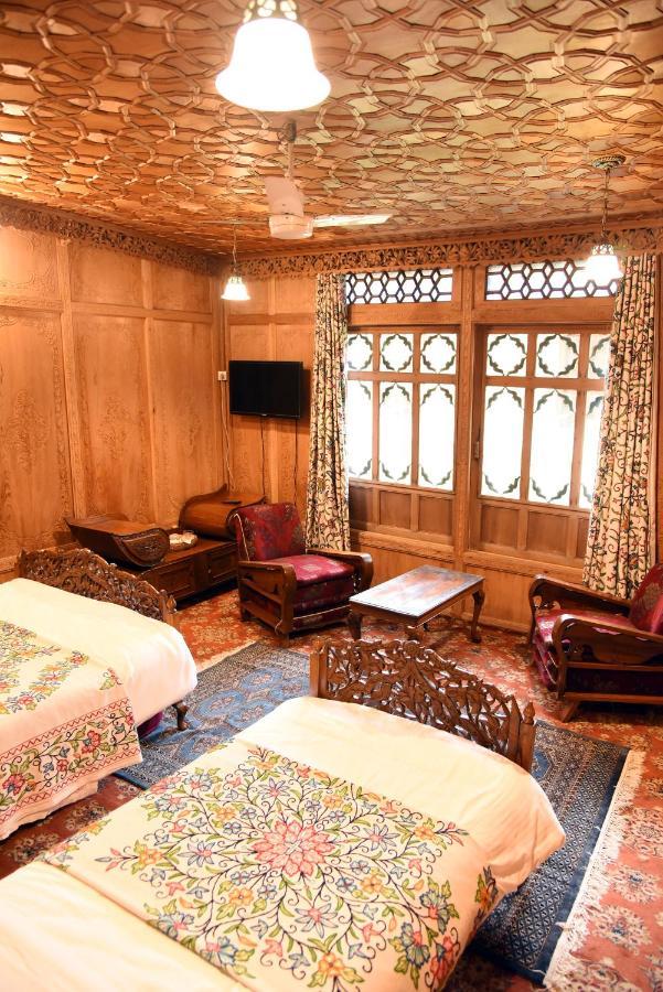 מלון Srīnagar Yadgaar Houseboats מראה חיצוני תמונה